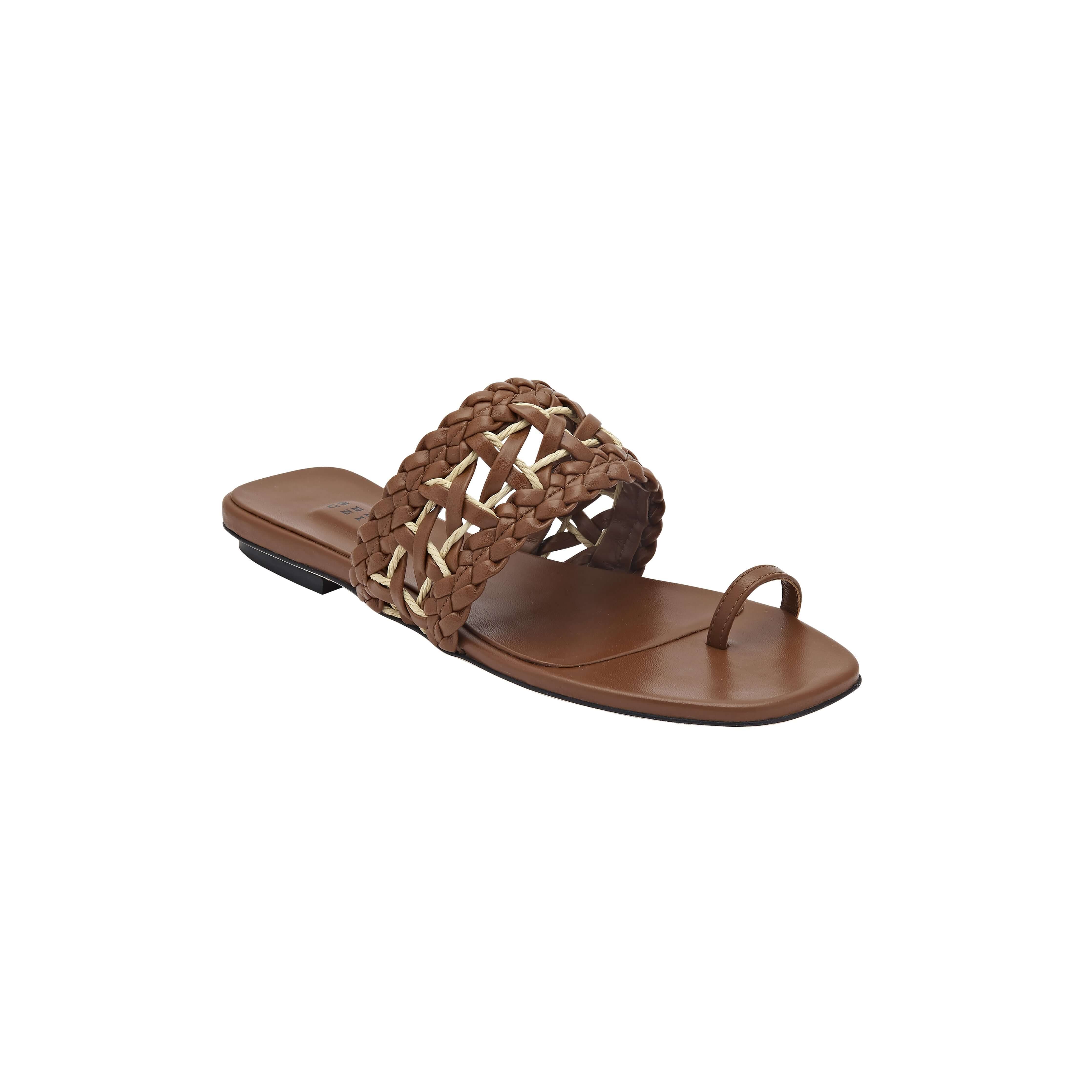 Almeria Camello Flat Toe Sandal made of leather and raffia in natural tones, featuring a stylish woven strap.