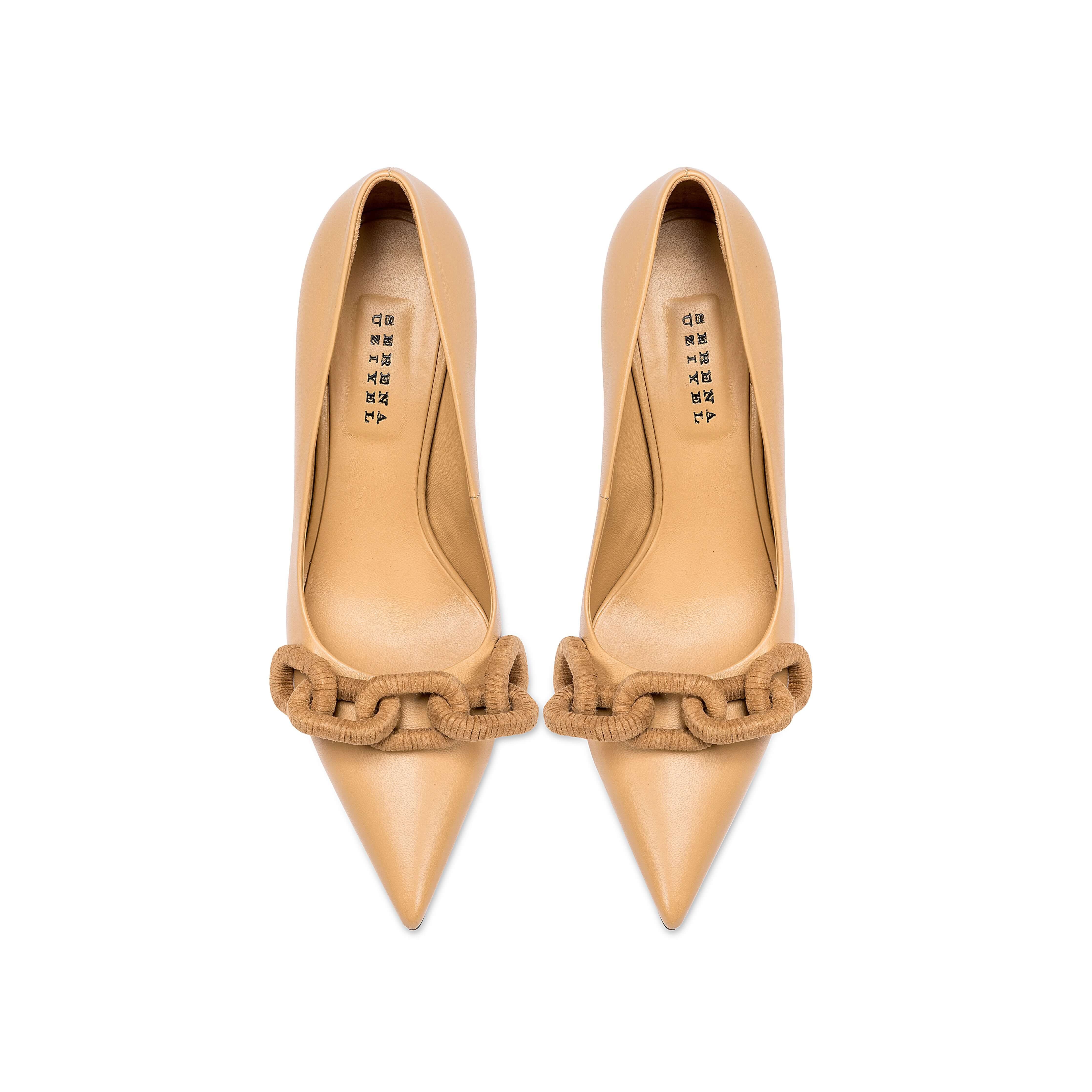 Catena beige high-heel pump featuring smooth leather and signature chain detail, crafted in Italy.