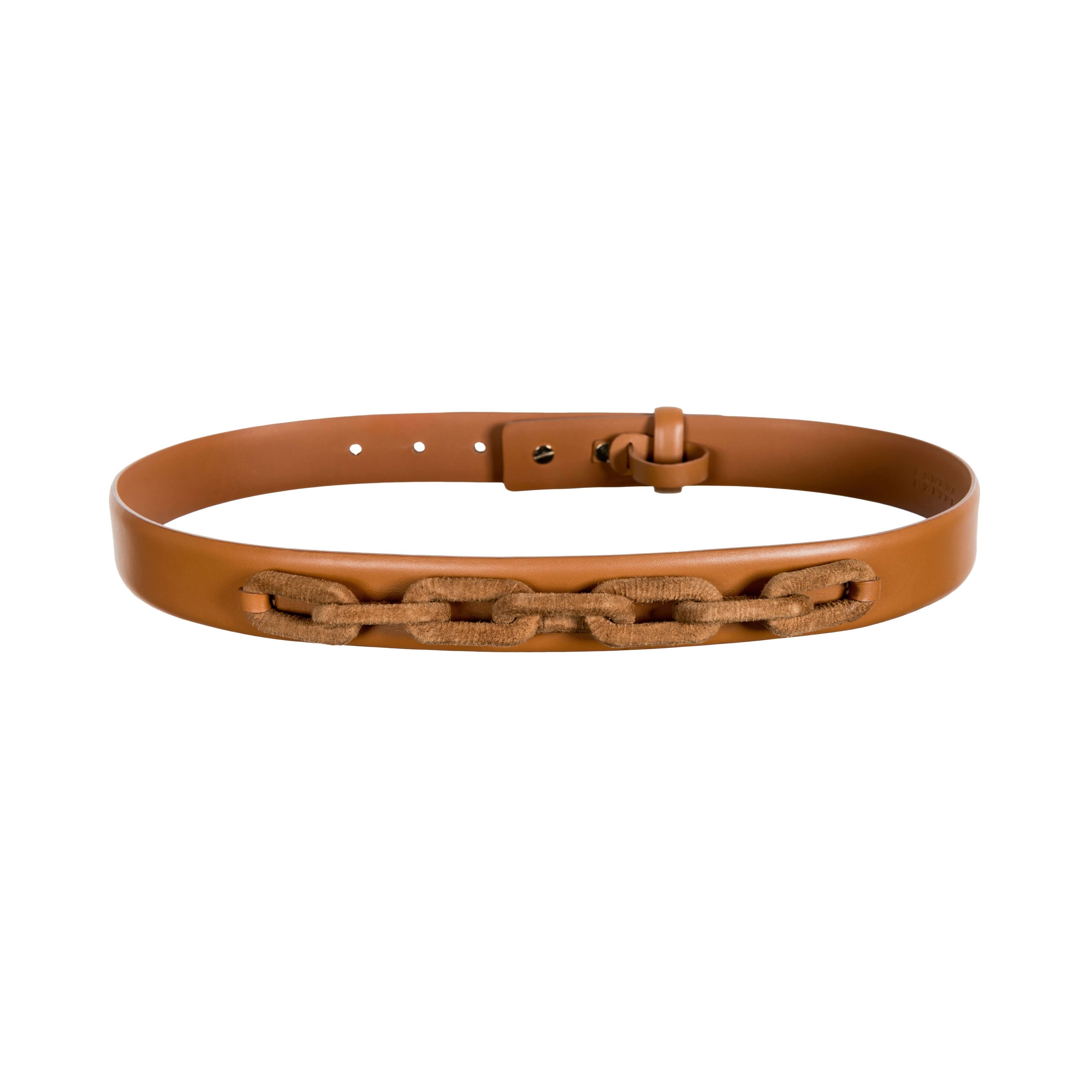 Catena Camello Belt featuring a stylish tan leather design with a unique chain link accent.