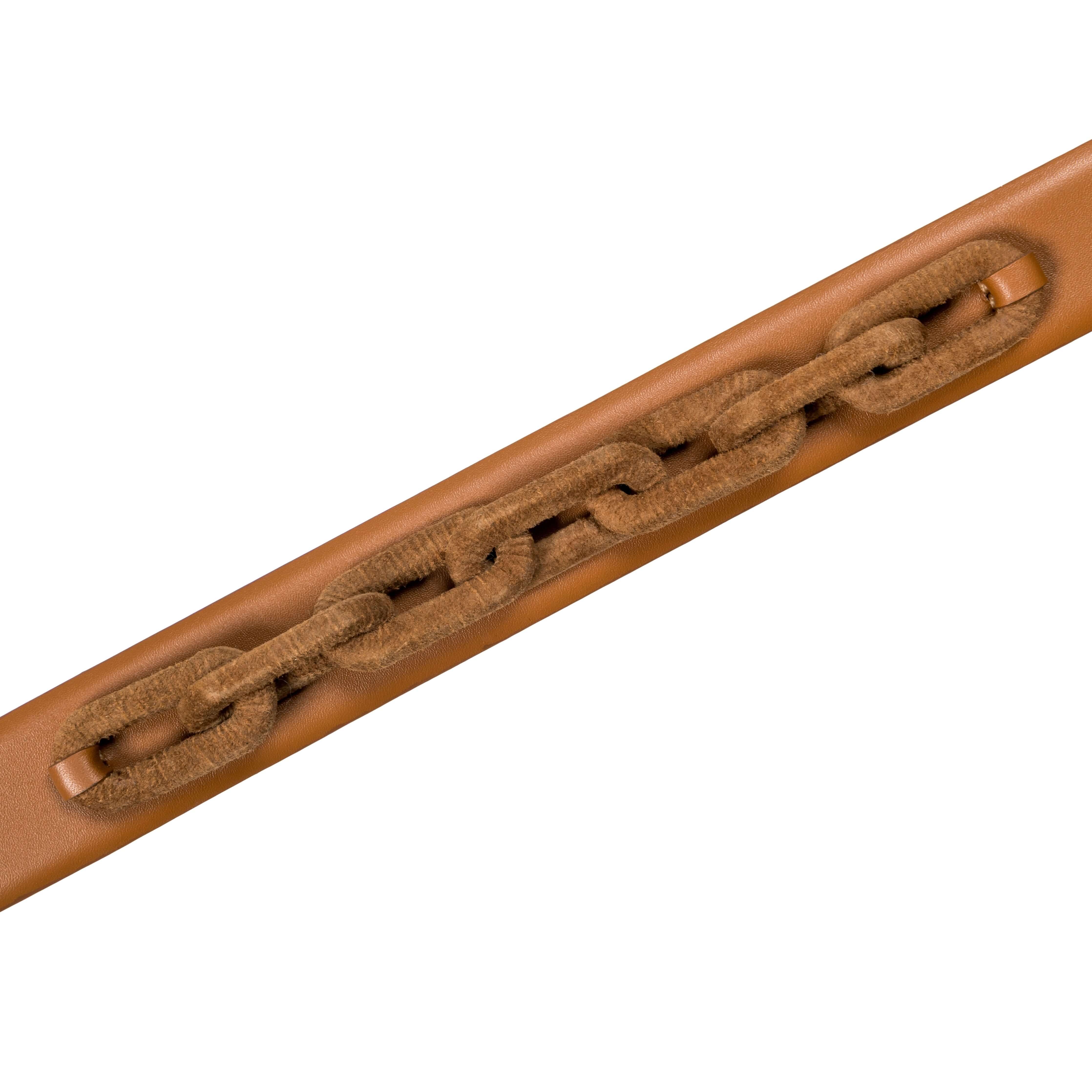 Catena Camello Belt showcasing a unique chain design against a rich brown leather background.