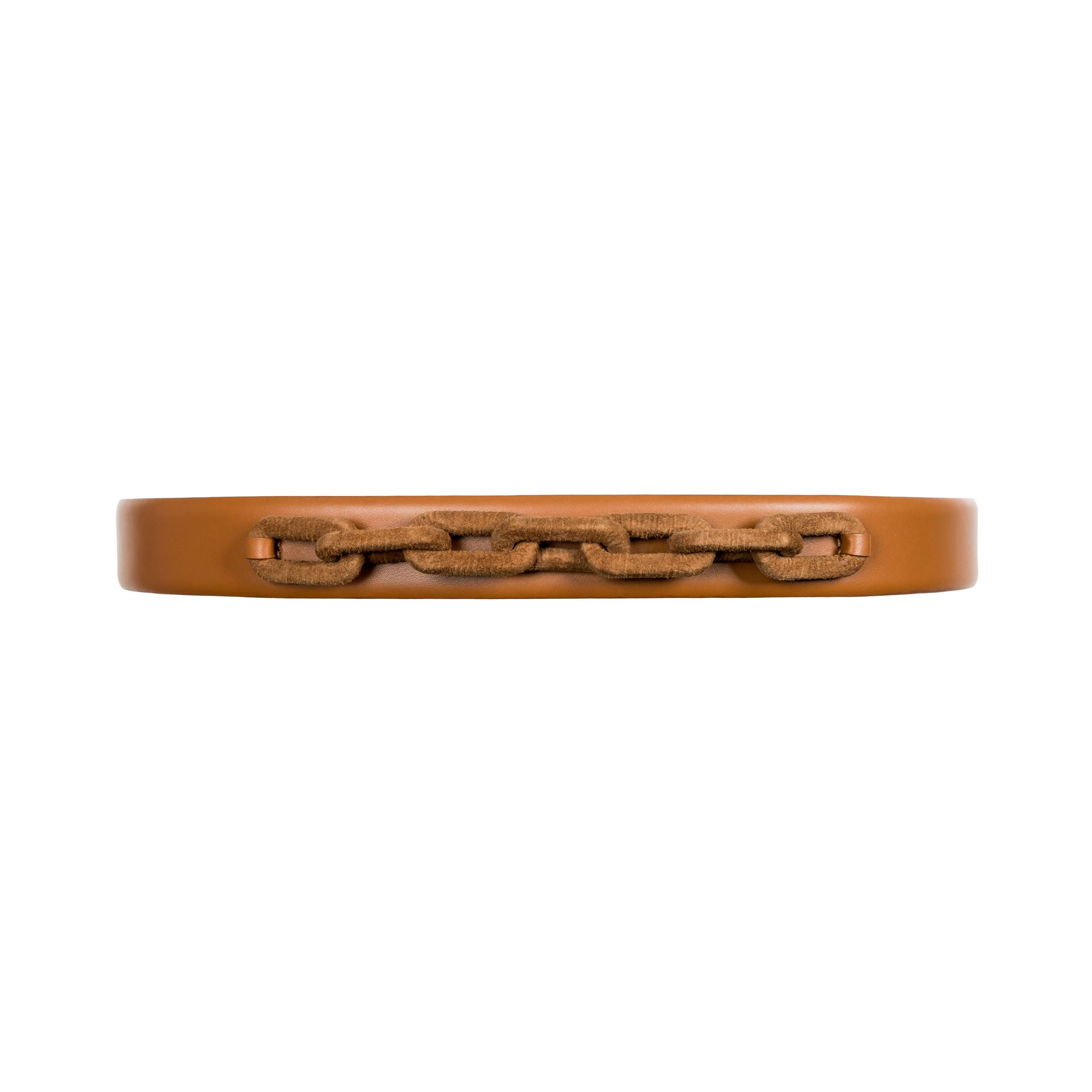 Catena Camello Belt in brown leather with decorative chain design, ideal for stylish outfits and enhancing fashion.