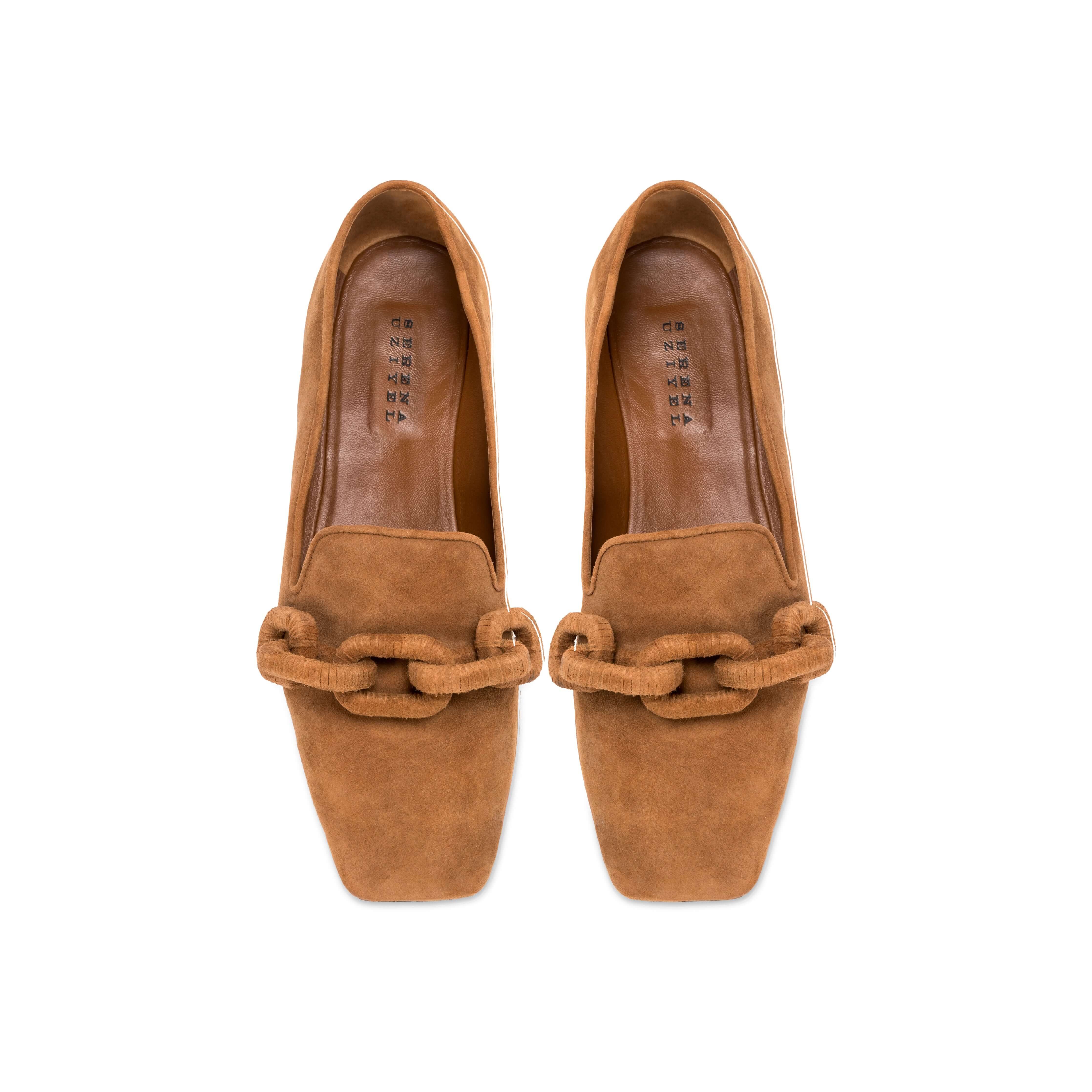 Catena Camello Flat Moccasin in soft suede with wrapped chain link adornment, ideal for stylish casual wear.