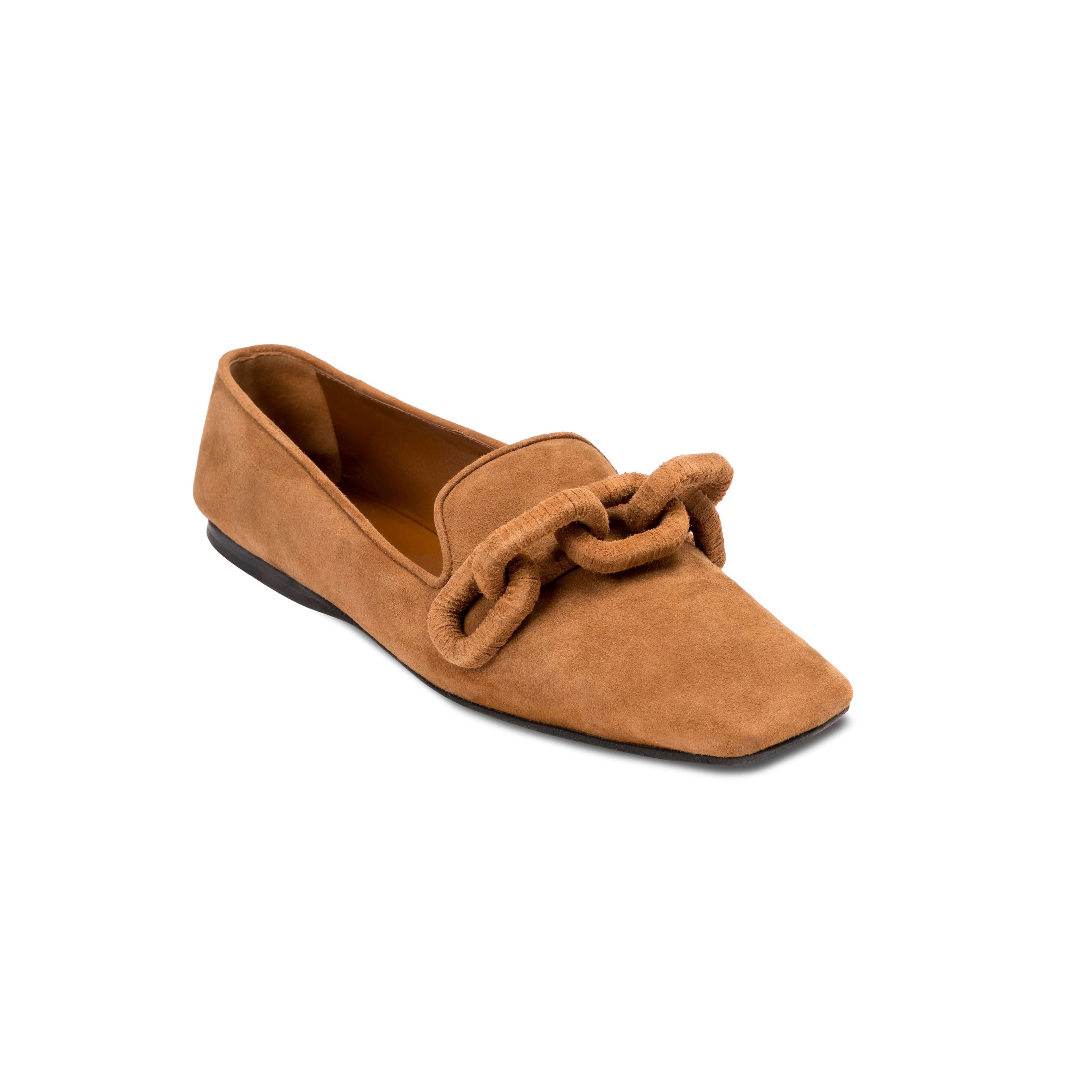 Catena Camello Flat Moccasin in soft suede with unique chain link detail, perfect for casual elegance.