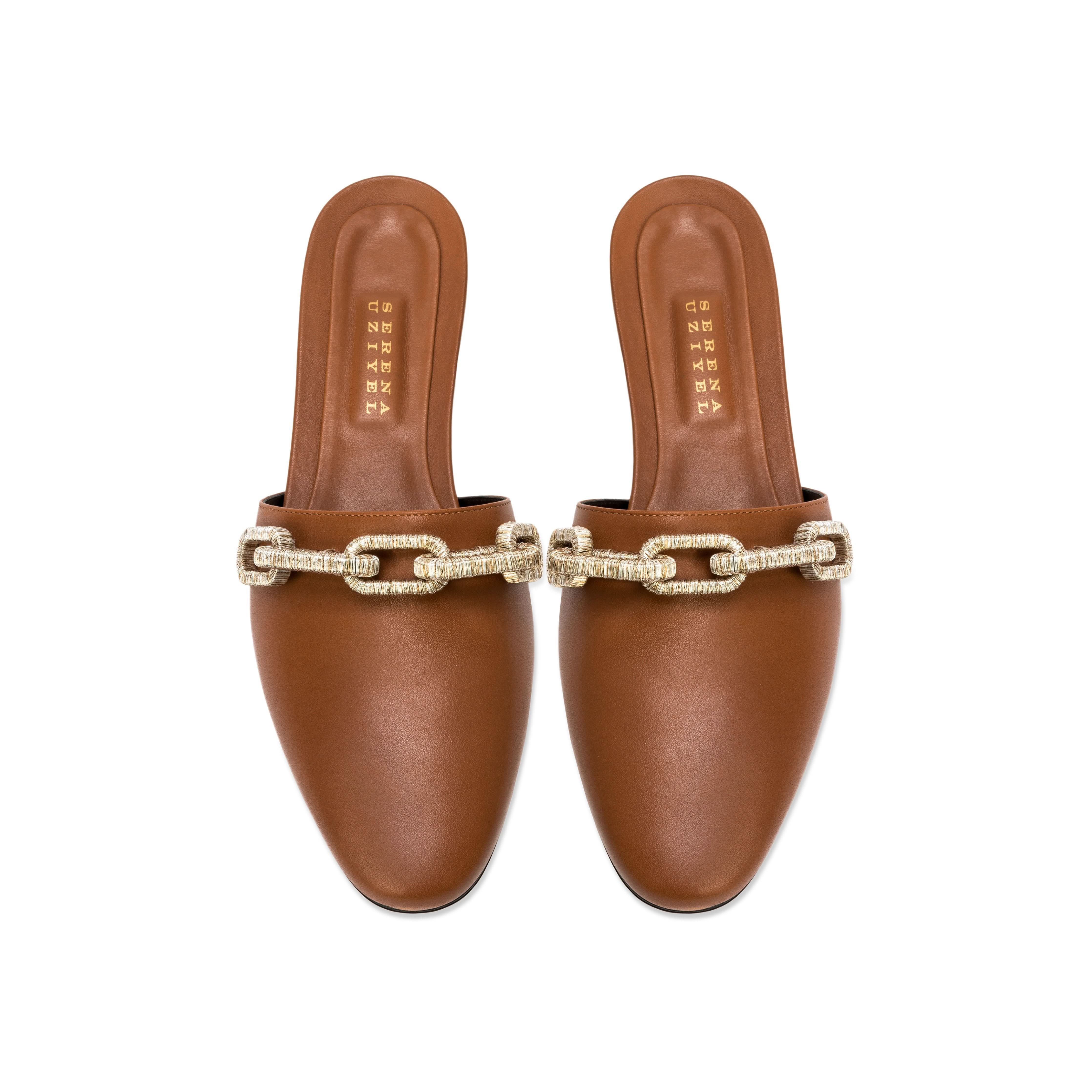 Elegant Catena Camello flat sliperette in brown leather with gold and silver chain detail, offering a feminine silhouette.