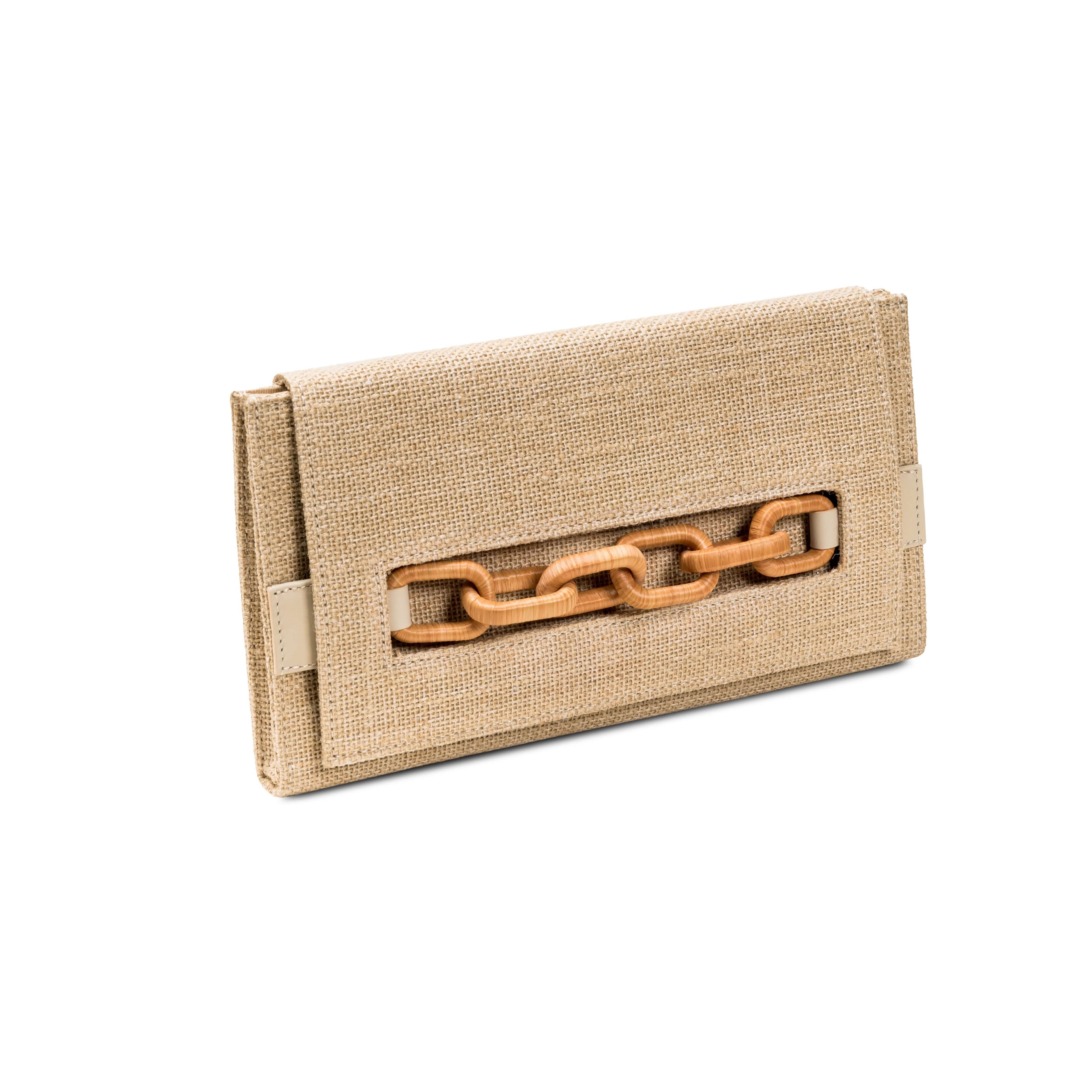 Catena Raffia Chain clutch bag featuring a stylish woven design with a wooden chain detail.