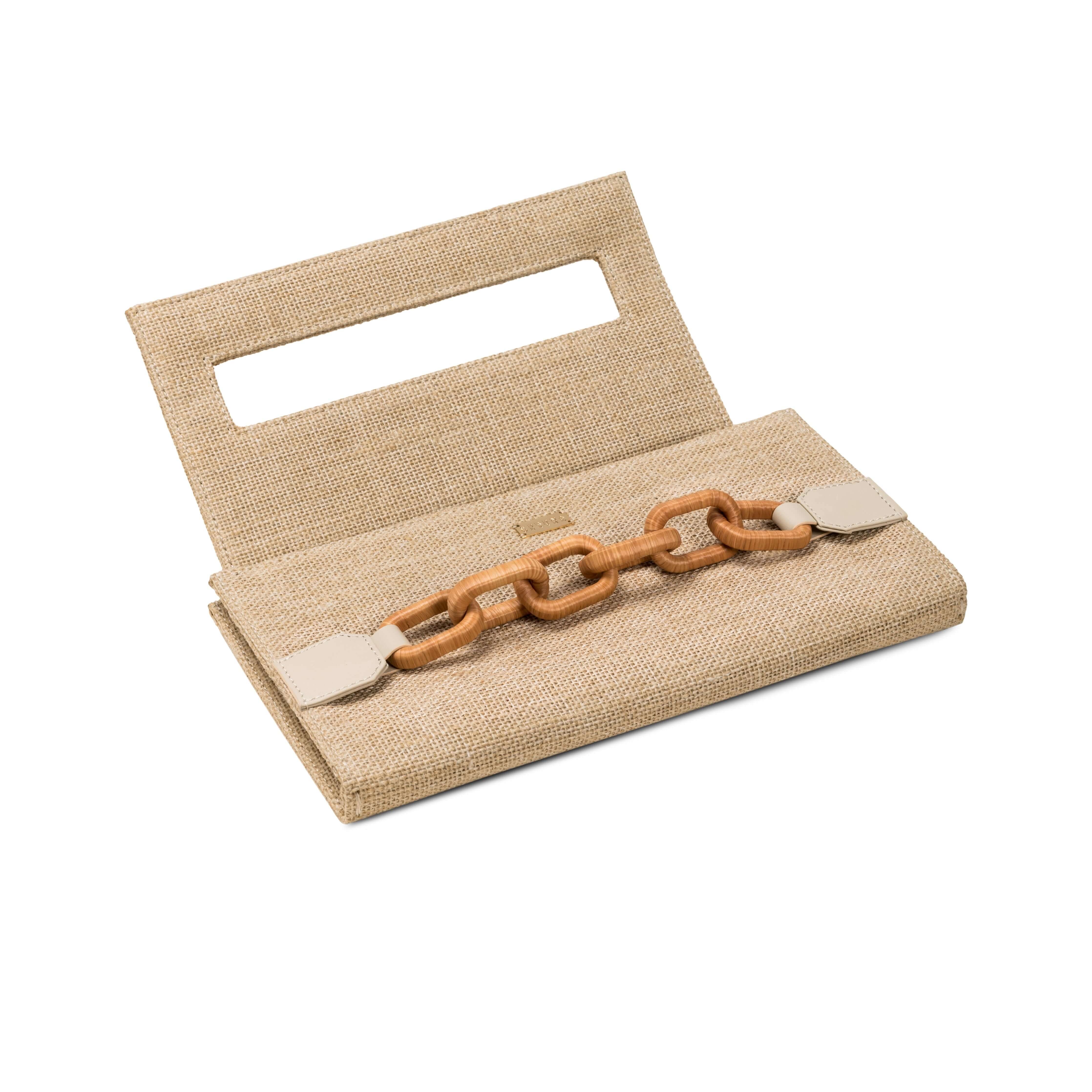 Catena Raffia Chain handbag in beige with wooden chain detail, perfect for stylish outings.