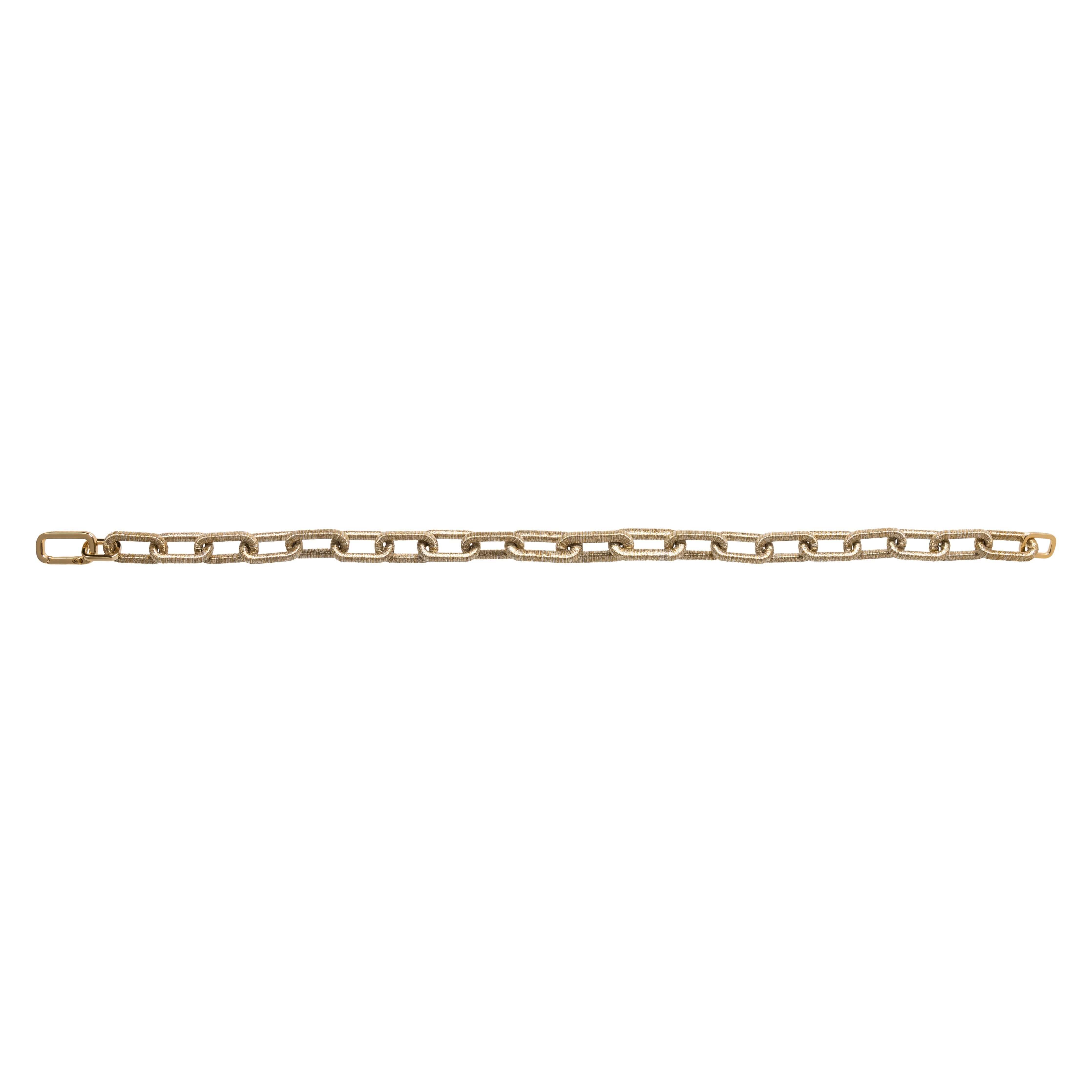 Elegant Catena Rectangular Necklace showcasing a stylish gold chain design with rectangular links.