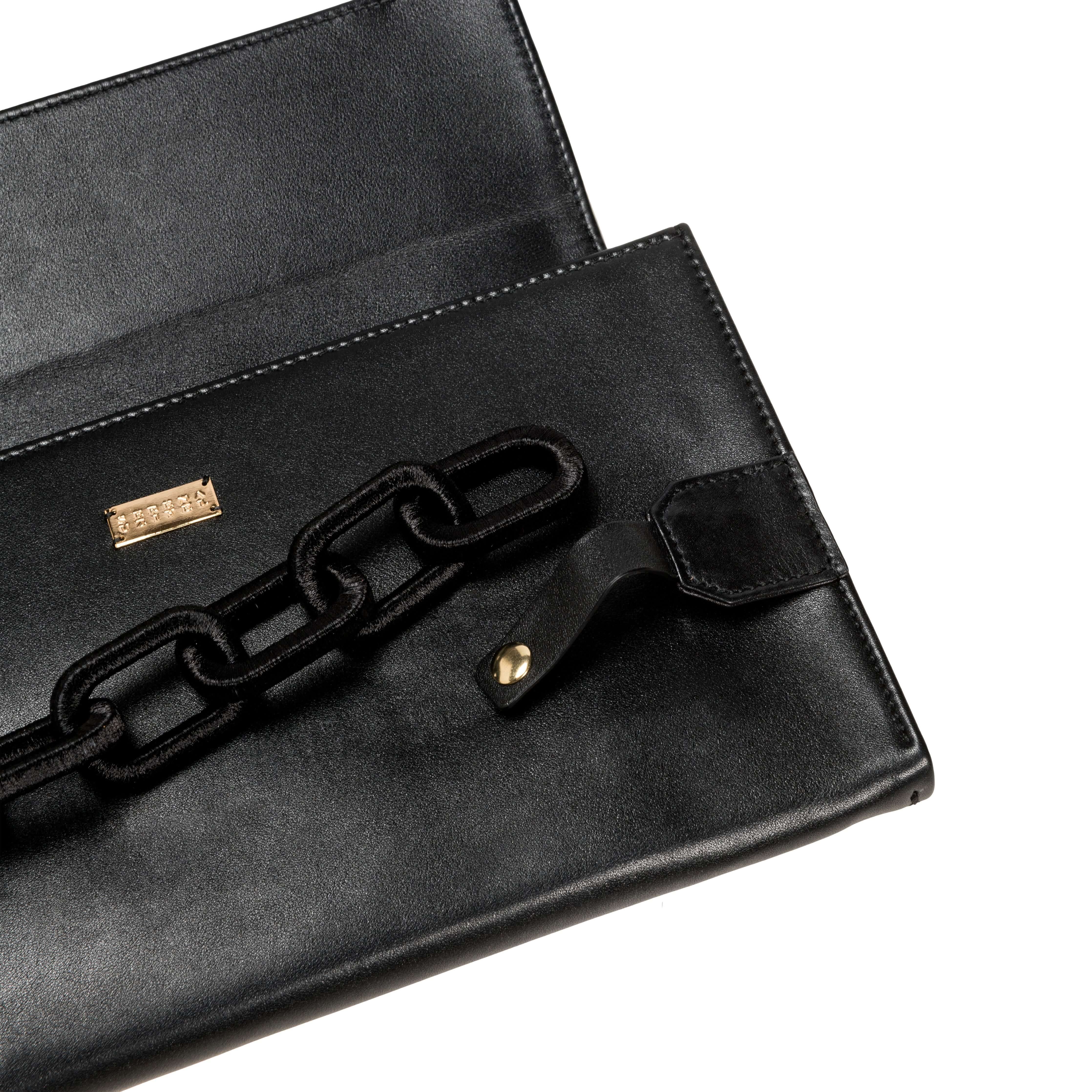 Elegant Catena Black Chain purse featuring a stylish chain detail and sleek leather design.