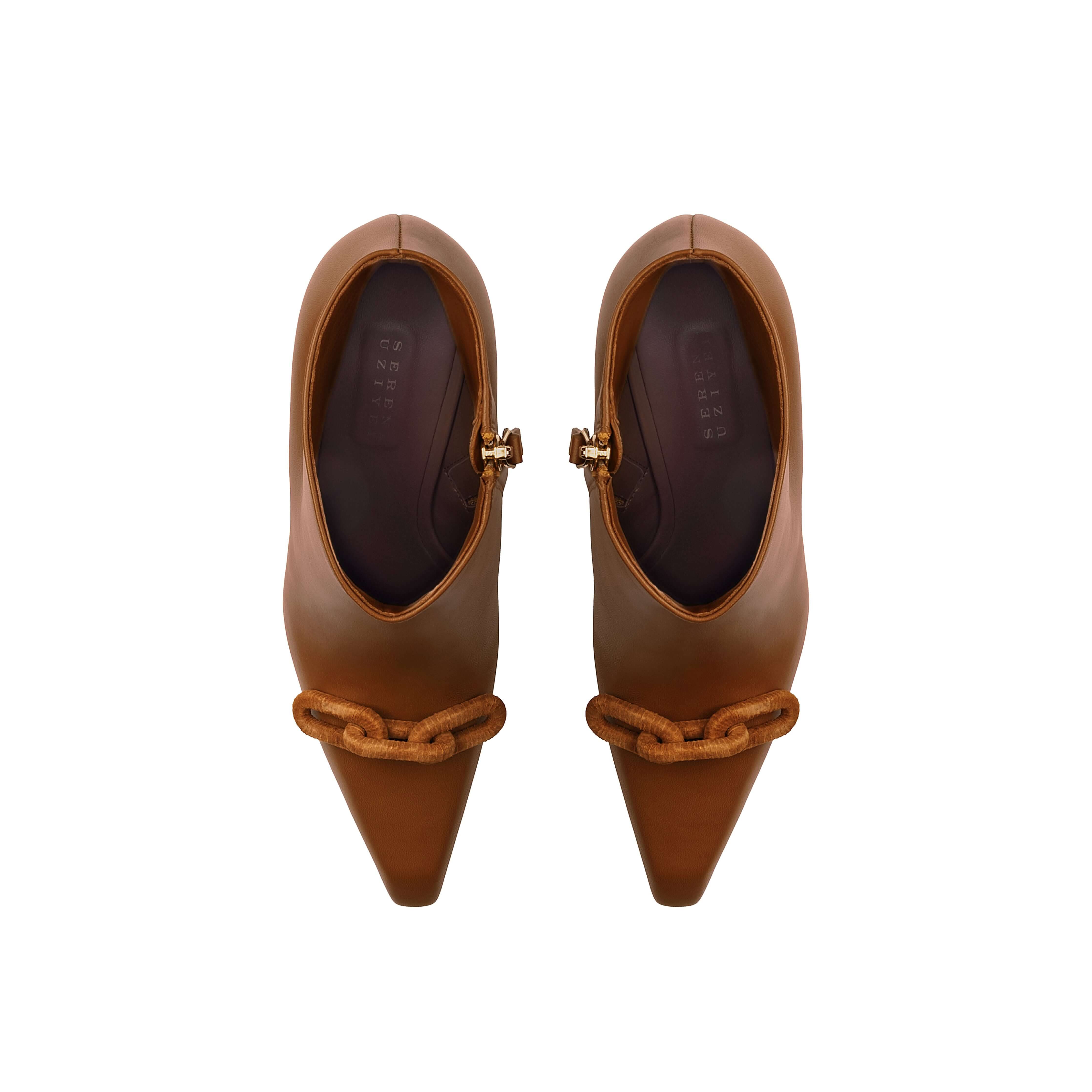 Top view of Catena Camello high-heel ankle boot in smooth leather, featuring a chain link buckle and pointed toe.